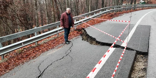 Surparea drumului către Mănăstirea Frăsinei după blestemele mitropolitului Olteniei Irineu Foto Prefectura Vâlcea jpeg