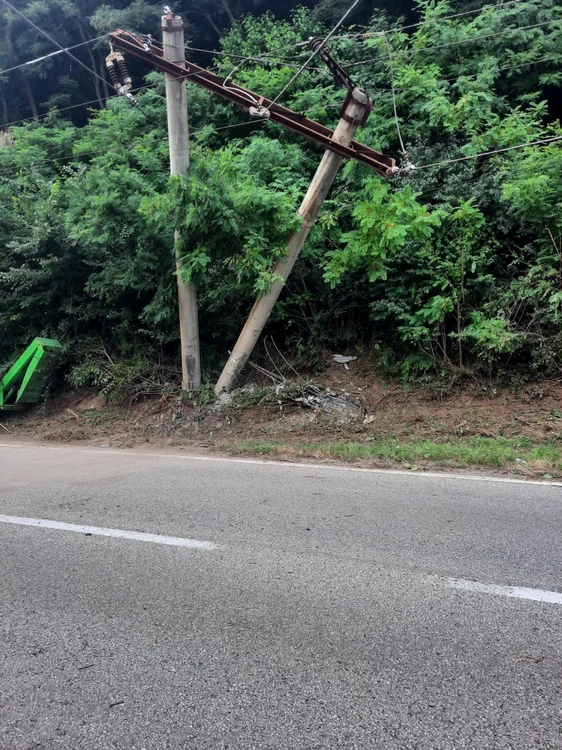 Şapte oameni care lucrau la intervenţie răniţi după ce un tren a agăţat firele unor stâlpi de electricitate doborâţi de un TIR Foto ISU Vâlcea