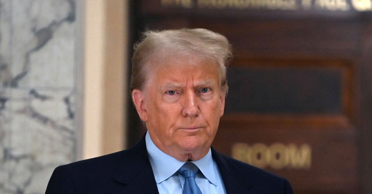 Trump, gest obscen către un muncitor, în timpul unei vizite la fabrica auto din Michigan| VIDEO