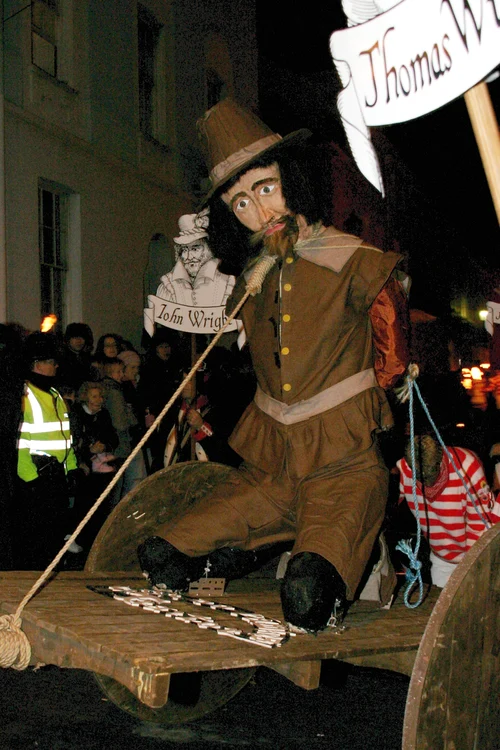 Vacanța de Halloween 2015: Pentru „Guy Fawkes Night”, britanicii construiesc o statuetă a celui după care a fost numită sărbătoarea