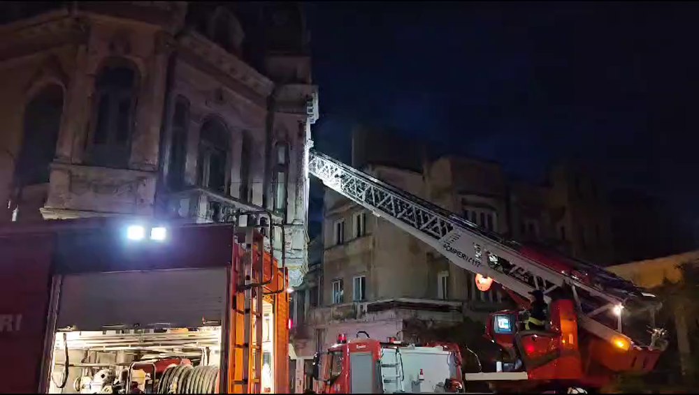Incendiu în centrul vechi al Slatinei. Flăcări la acoperișul fostului restaurant „Napoli”, clădire monument-istoric | VIDEO