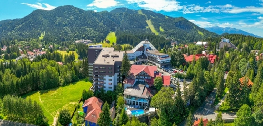 Cu cât se vinde cea mai scumpă vilă din România, aflată lângă Castelul Bran: are cinema privat, SPA, jacuzzi pentru 20 de persoane și un iaz cu pești