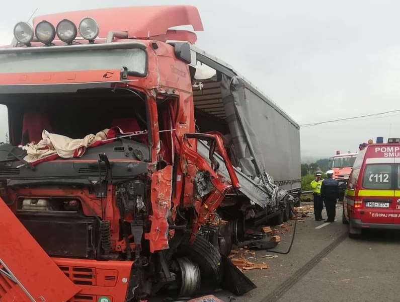 Un nou blocaj pe DN 1A, după ce un autocamion încărcat cu piatră s-a răsturnat