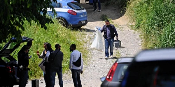 romanca crucificata in italia foto la stampa