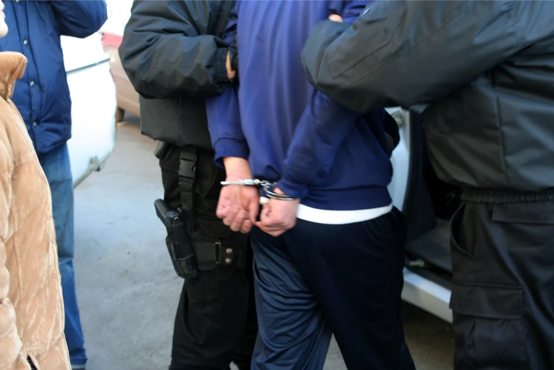 Polițiștii l-au încătușat pe bărbatul recalcitrant în plină stradă FOTO arhivă Adevărul