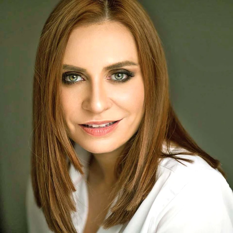 Adina Buzatu 