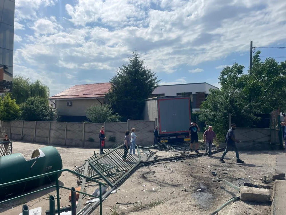 TIR-ul a lovit un gard de beton și s-a oprit în zidul unui imobil FOTO IPJ Galați