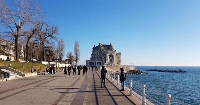 Constănţenii au ieşit la plimbare pe Faleza Cazinoului FOTO Călin Gavrilaş