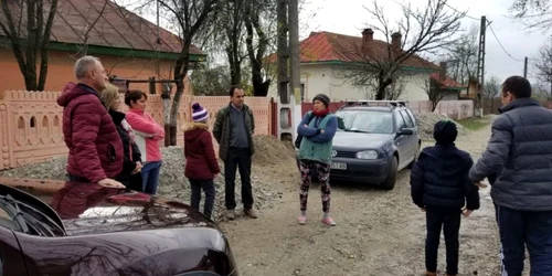 Doi copii de la Şcoala Primară Laloşu - Vâlcea susţin că au fost agresaţi fizic şi sexual de alţi doi elevi - în imagine alături de părinţii revoltaţi Foto Timpul de Vâlcea