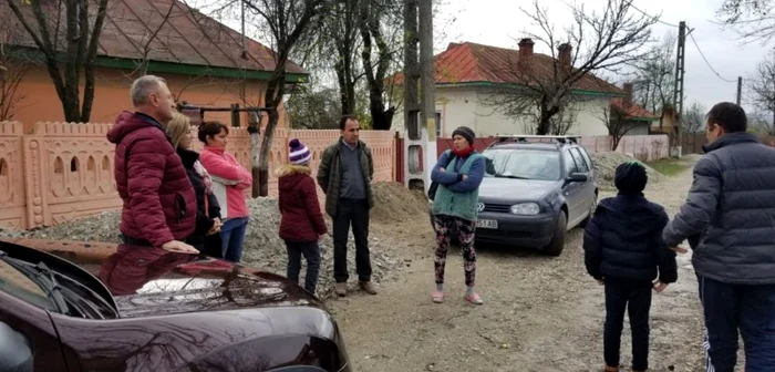 Doi copii de la Şcoala Primară Laloşu - Vâlcea susţin că au fost agresaţi fizic şi sexual de alţi doi elevi - în imagine alături de părinţii revoltaţi Foto Timpul de Vâlcea