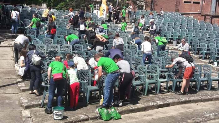 Voluntarii au curăţat Grădina de Vară Capitol