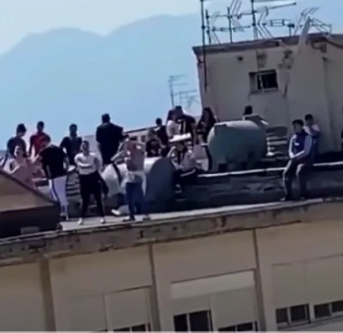 Petrecere pe acoperiş în cartierul Sperone din Palermo, Italia, pe timp de carantină Sursa Youtube