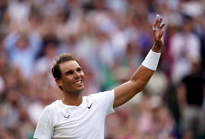 Rafael Nadal cu mâna stângă ridicată în semn de salut