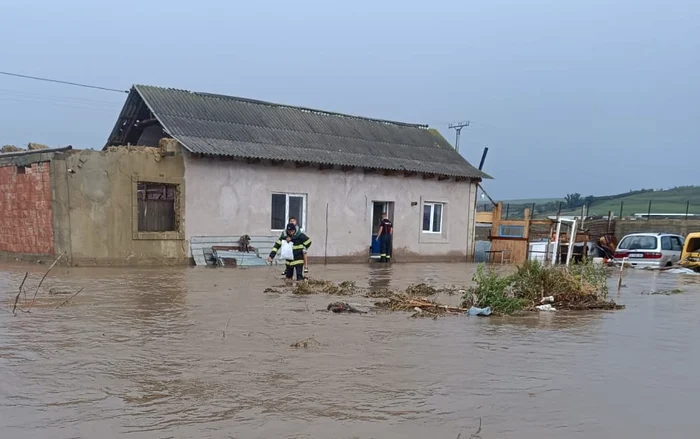 Zeci de persoane din județul Vaslui au fost evacuate cu ajutorul pompierilor FOTO: ISU Vaslui