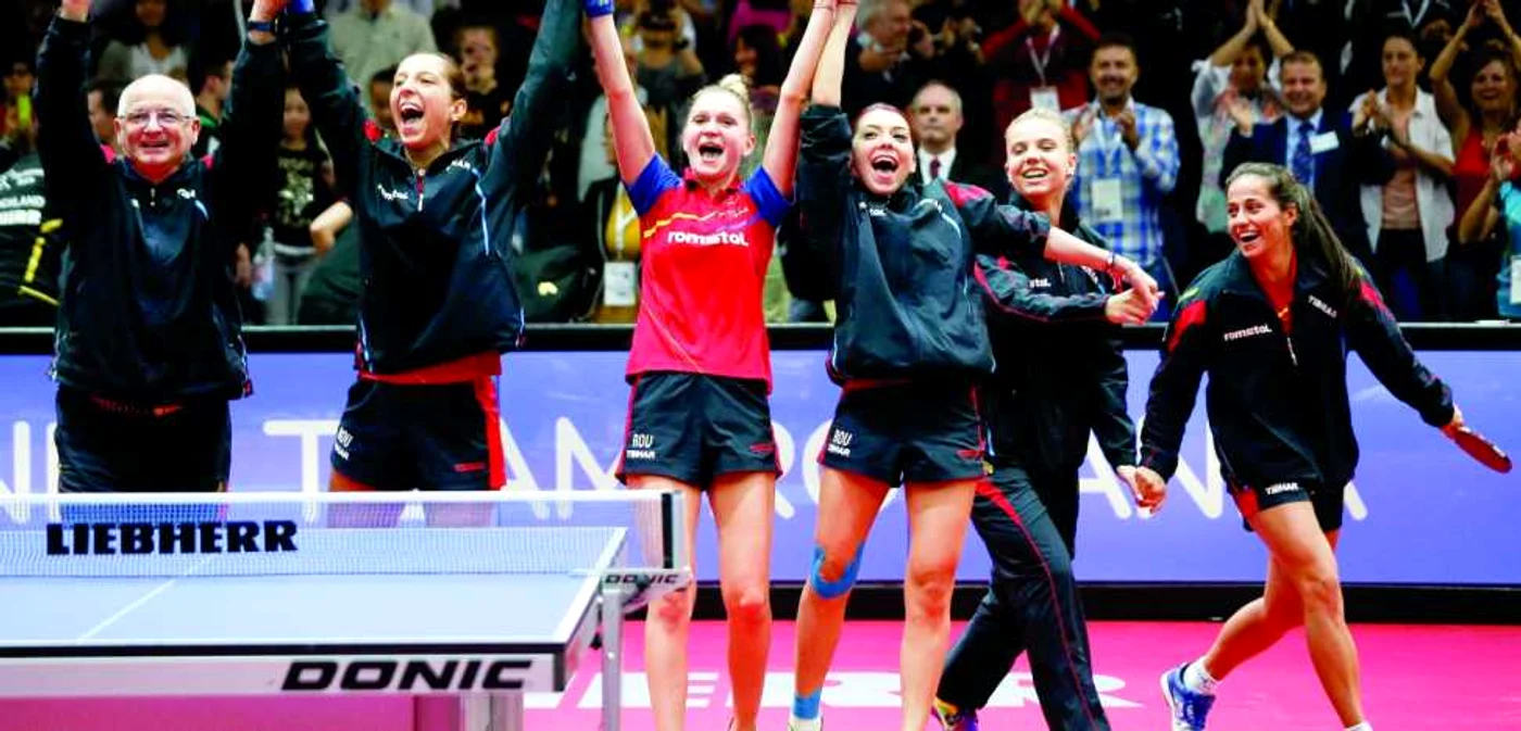 Viorel Filimon (stânga), antrenorul de succes al naţionalei de tenis de masă FOTO EPA