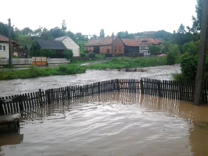 Inundaţii în satul Cib, comuna Almaşu Mare