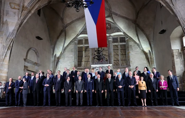 Clasica fotografie de grup cu ocazia conferinței de la Praga