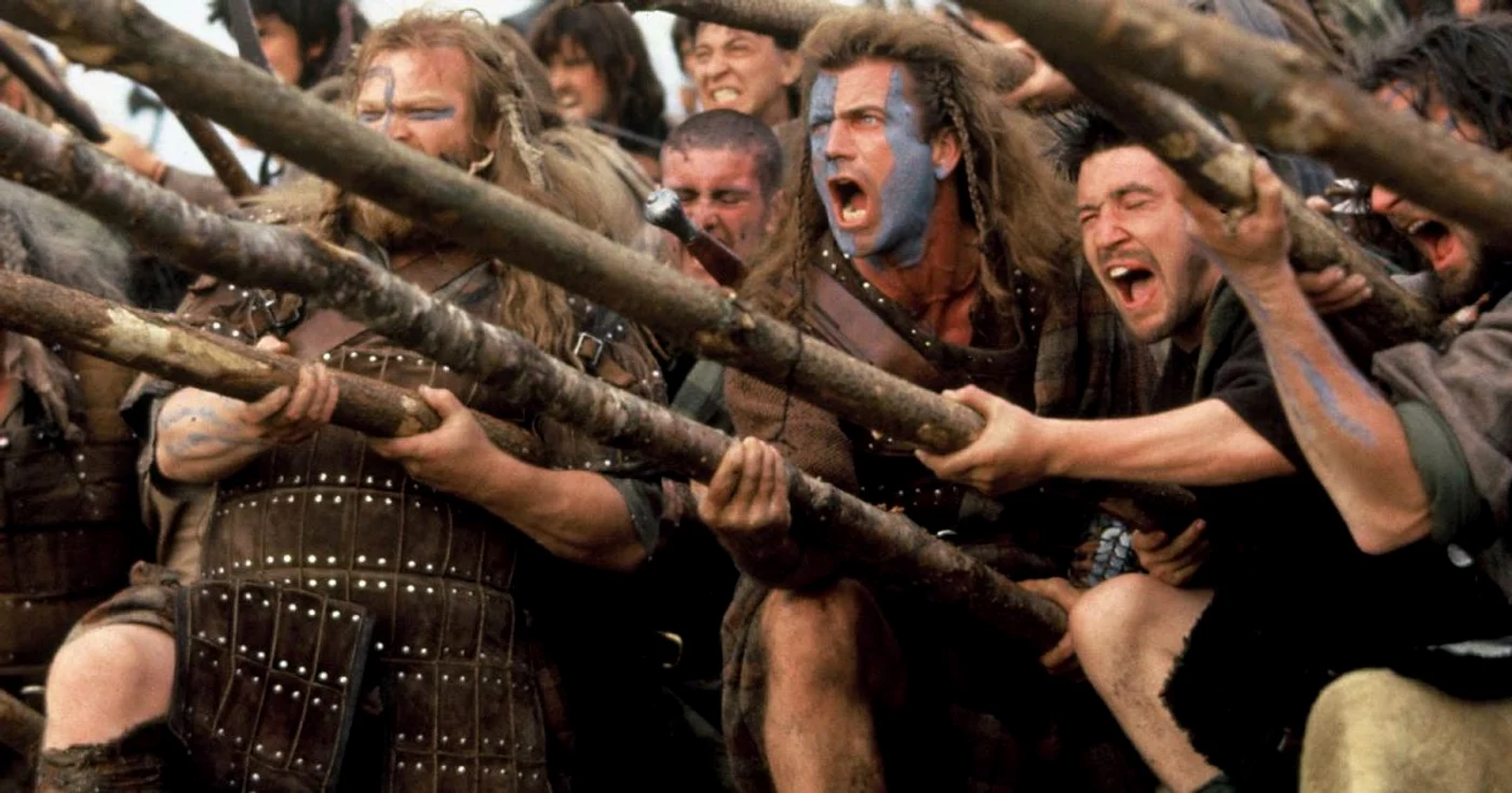 Drama
istorică în care Mel Gilson are rolul principal, al lui William
Wallace, este înţesată de greşeli de editare, în care apar
componenţi ai echipei de filmare sau arme de cauciu