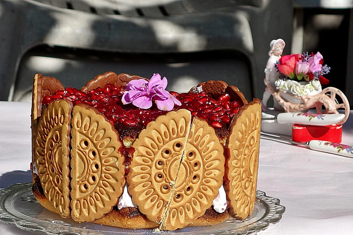 2 tort cu dulceata de coacaze perle de tapioca si jeleu de rodie jpg jpeg