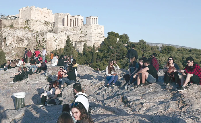 Atena, Grecia. Tinerii s-au bucurat sâmbătă de primăvară, la doi pași de Acropole
