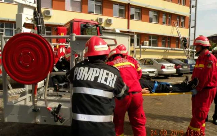 Familia celor decedaţi acuză că pompierii ieşeni au intervenit târziu şi neprofesionist FOTO Arhivă