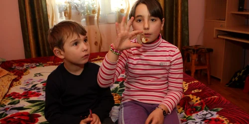 George şi Andreea au deficienţă de auz