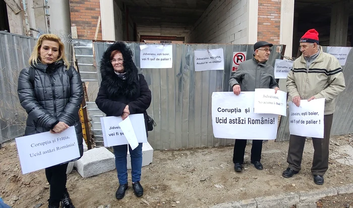 Protest în fața blocului din Alba Iulia FOTO Adevărul