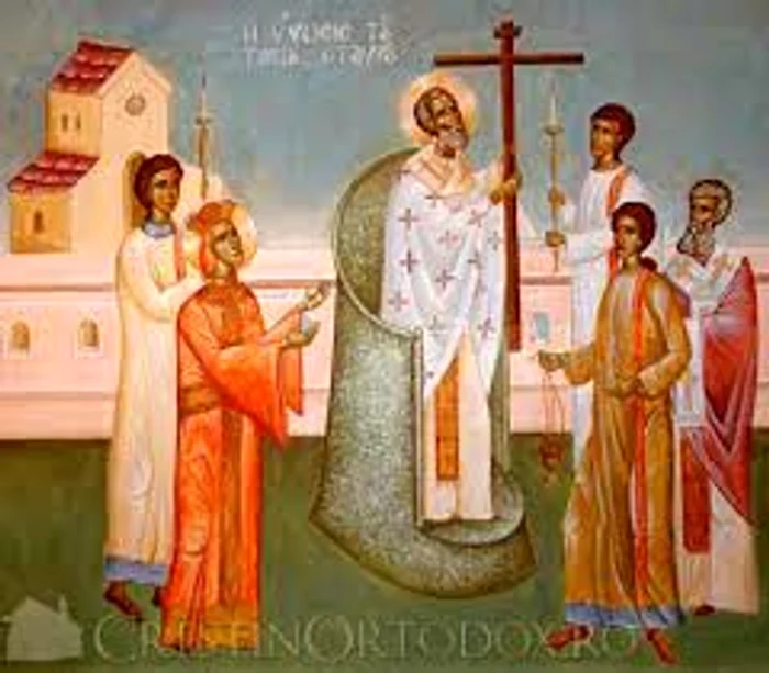 În fața credincioșilor, episcopul Macarie al ierusalimului a înălțat Sfânta CruceSursa Foto:crestinortodox.ro