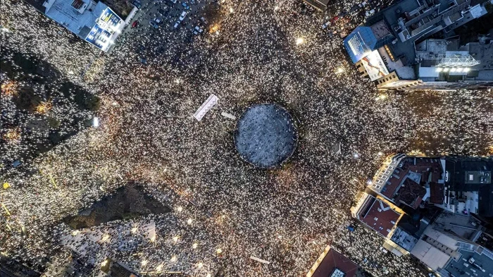 Mii de oameni au ieșit în stradă într-un marș silențios / Sursa foto: Substack