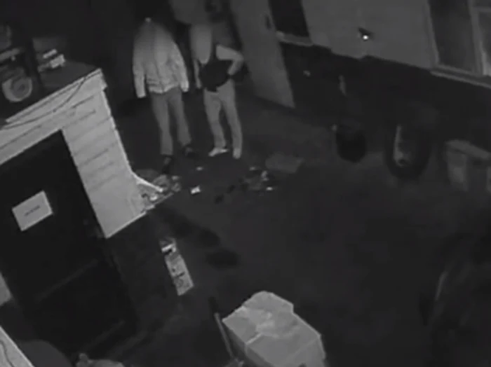 Proprietarii magazinului s-au amuzat copios când au văzut imaginile de pe camerele de supravegherefoto: captură video