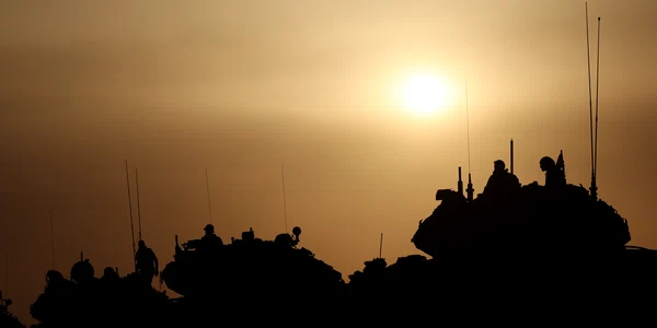 Tancuri israeliene in pozitii aproape de Fasia Gaza FOTO EPA EFE jpg
