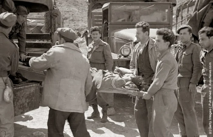 Soldaţi care urcă răniţii într-o dubiţă, 22 mai 1948 (Bert Hardy/Picture Post/Getty Images)