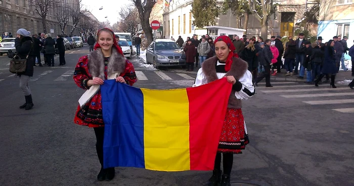 Elevii sătmăreni au îmbrăcat portul popular oşenesc şi au jucat Hora Unirii  FOTO Cristina Cîcău
