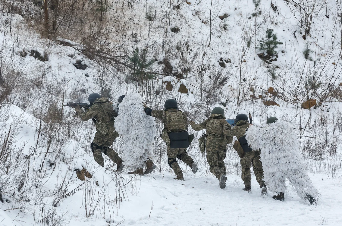 VoluntarI al Batalionului Siberian la antrenamente în afara Kievului FOTO EPA-EFE