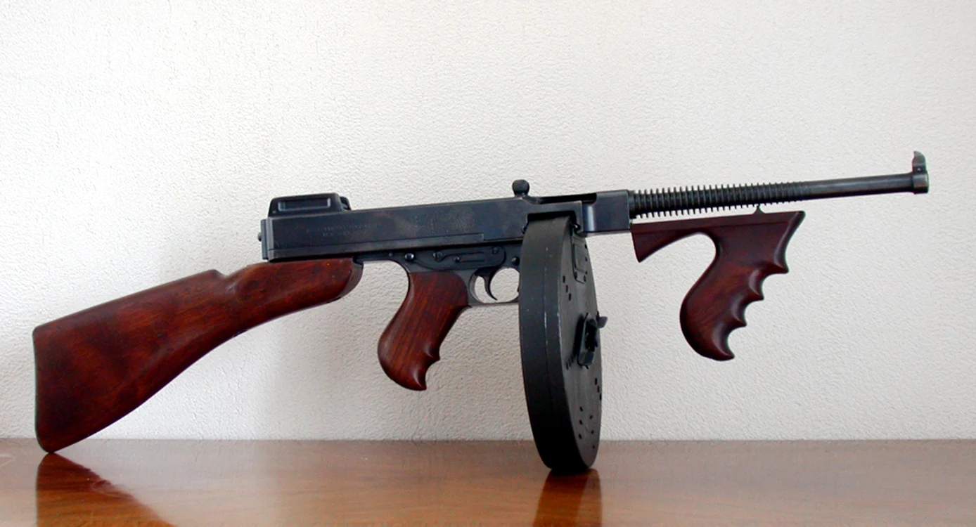 Un pistol mitralieră Thompson