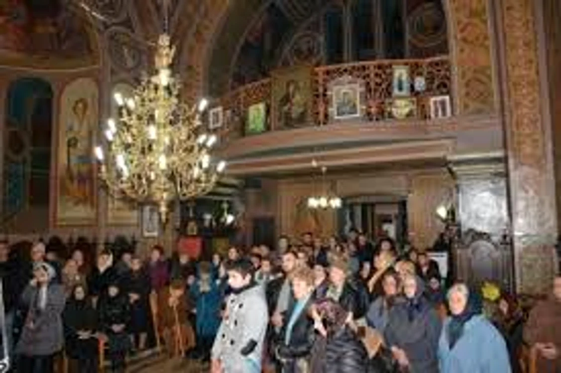 În Săptămâna Patimilor, creștinii participă la slujba DeniilorSursa Foto :episcopiaslatinei.ro