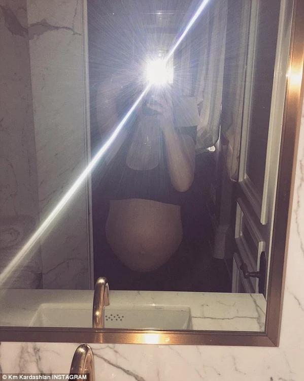Kim Kardashian (35 de ani) și-a făcut selfie cu burtica