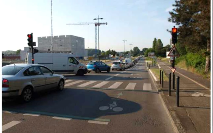 Strazile din Nantes sunt împărţite echitabil între toţi participanţii la trafic. Cei care aleg transportul motorizat individual nu blochează circulaţia transportului public, a pietonilor sau a bicicletelor. FOTO Marian Ivan