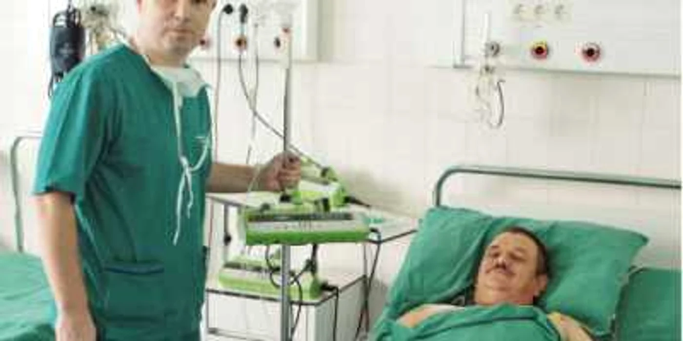 Kovacs Janos, alături de anestezistul Adrian Bărbos 