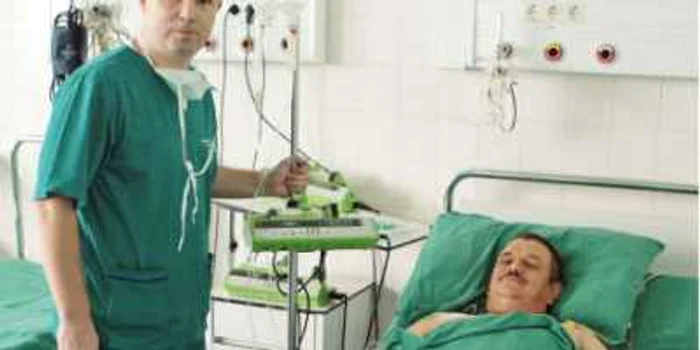 Kovacs Janos, alături de anestezistul Adrian Bărbos