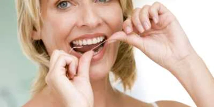 Aţa dentară se foloseşte după ce te speli pe dinţi, dimineaţa şi seara