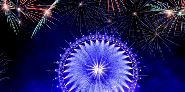 Focuri de artificii explodează asupra  London Eye la începutul Anului Nou din centrul Londrei Marea Britanie FOTO EPA EFE Pete Maclaine