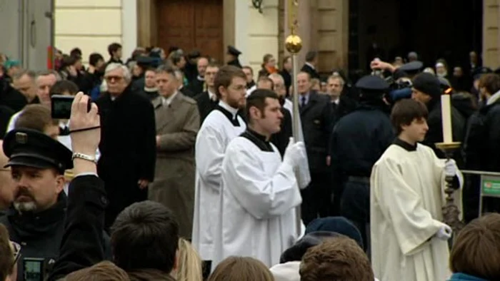 Preoţii intră cu lumânări apinse în Catedrala St. Vitus