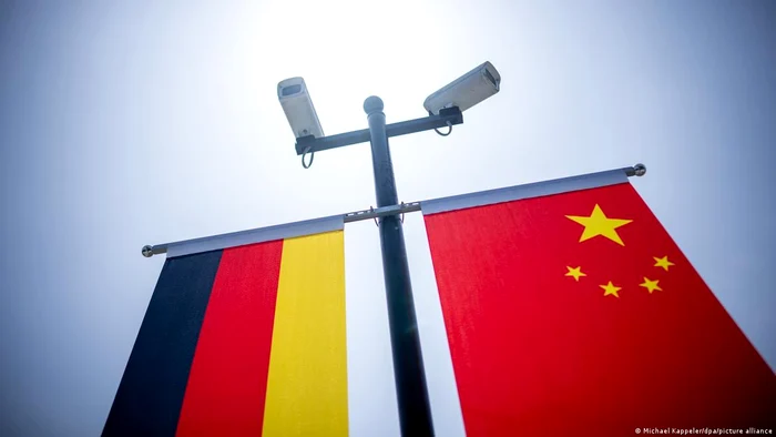 Camere de supraveghere la Universitatea Tongji din China deasupra drapelelor german și chinez