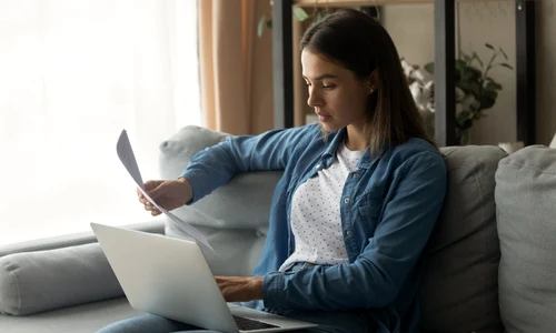Lucru de acasa laptop telemunca acte femeie tanara internet FOTO Shutterstock
