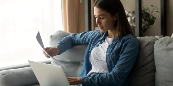 Lucru de acasa laptop telemunca acte femeie tanara internet FOTO Shutterstock