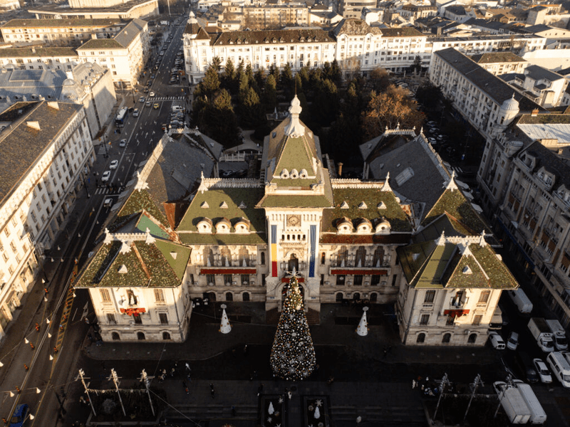  Târgul de Crăciun din Craiova, sub asediul bucăților de tencuială care cad de pe Palatul Administrativ