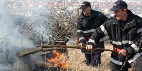 Pompierii au intervenit pentru stingerea a sute de incendii de la începutul anului
