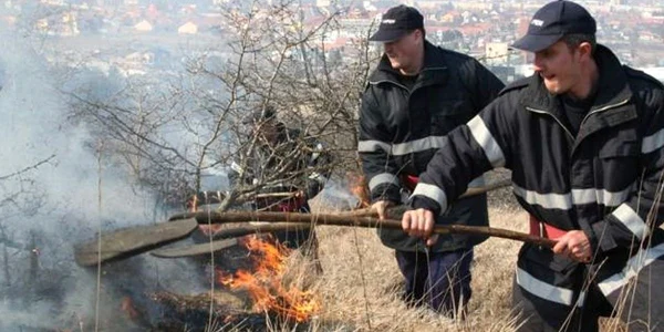 Pompierii au intervenit pentru stingerea a sute de incendii de la începutul anului