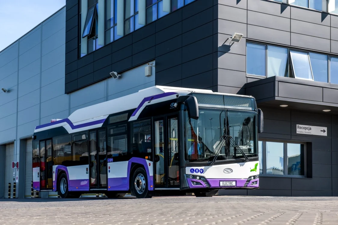 Primul din cele 40 de autobuze electrice achiziţionate de municipalitate cu bani europeni a ajuns la Piteşti